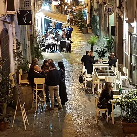 Ai Baretti نابولي